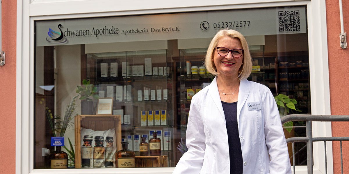 Ewa_Bryl_vor_Schwanen_Apotheke Ewa Bryl vor Schwanen Apotheke